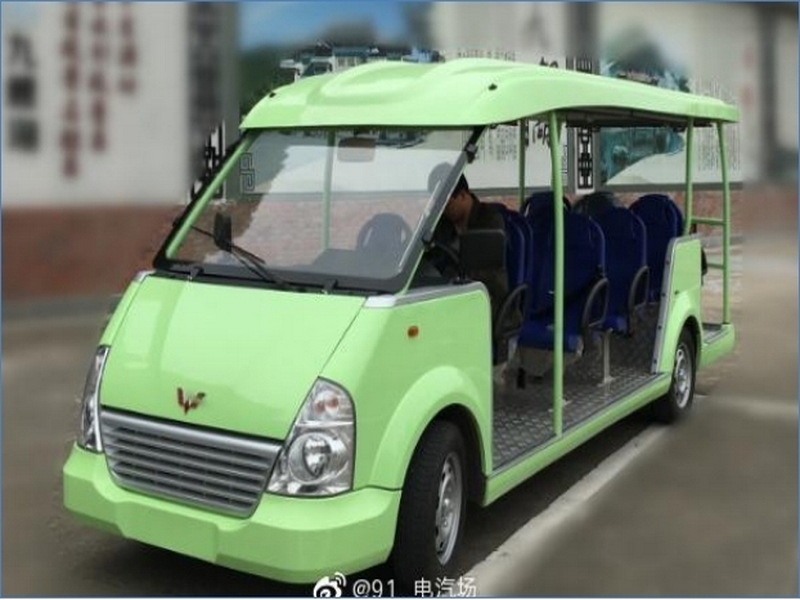 五（wǔ）菱牌14座燃油观（guān）光（guāng）车